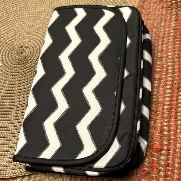 Thirty-One Black and White Chevron Cosmetic Bag nwot - Picture 1 of 7